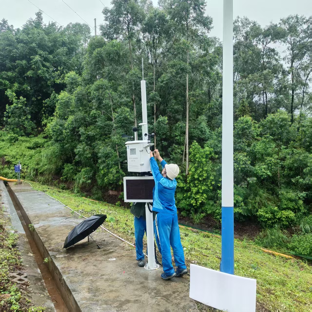 山林微型空气质量监测站交付案例｜雨天户外施工与PM2.5实时公示